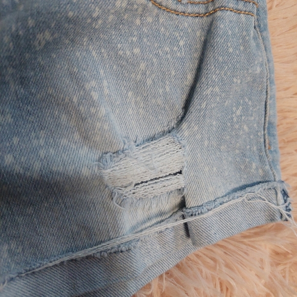 Hollister Low Rise Distressed Jean Short - Size 00 w23 - white spots print - Picture 2 of 10